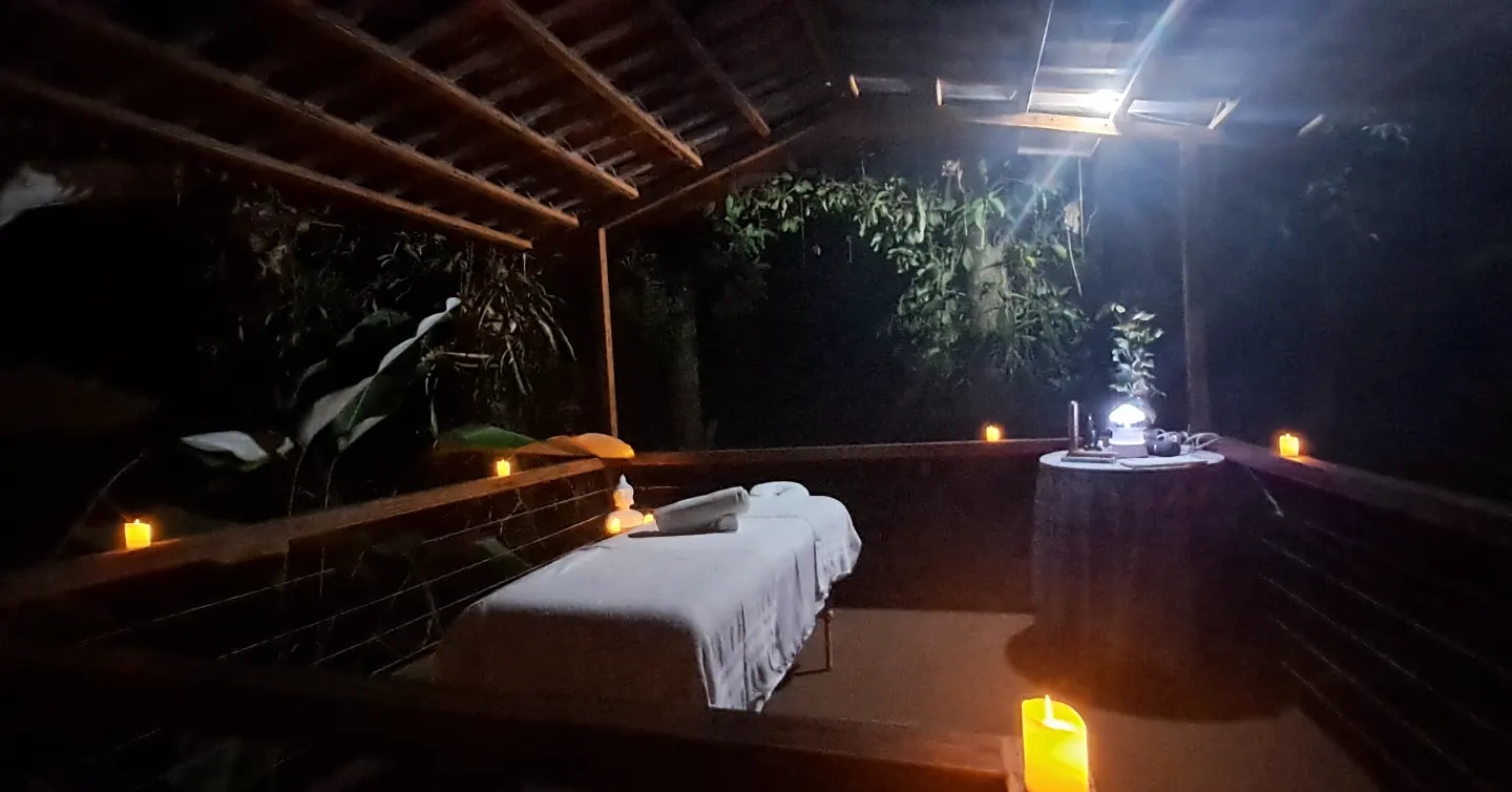 Espacio de masaje nocturno entre naturaleza